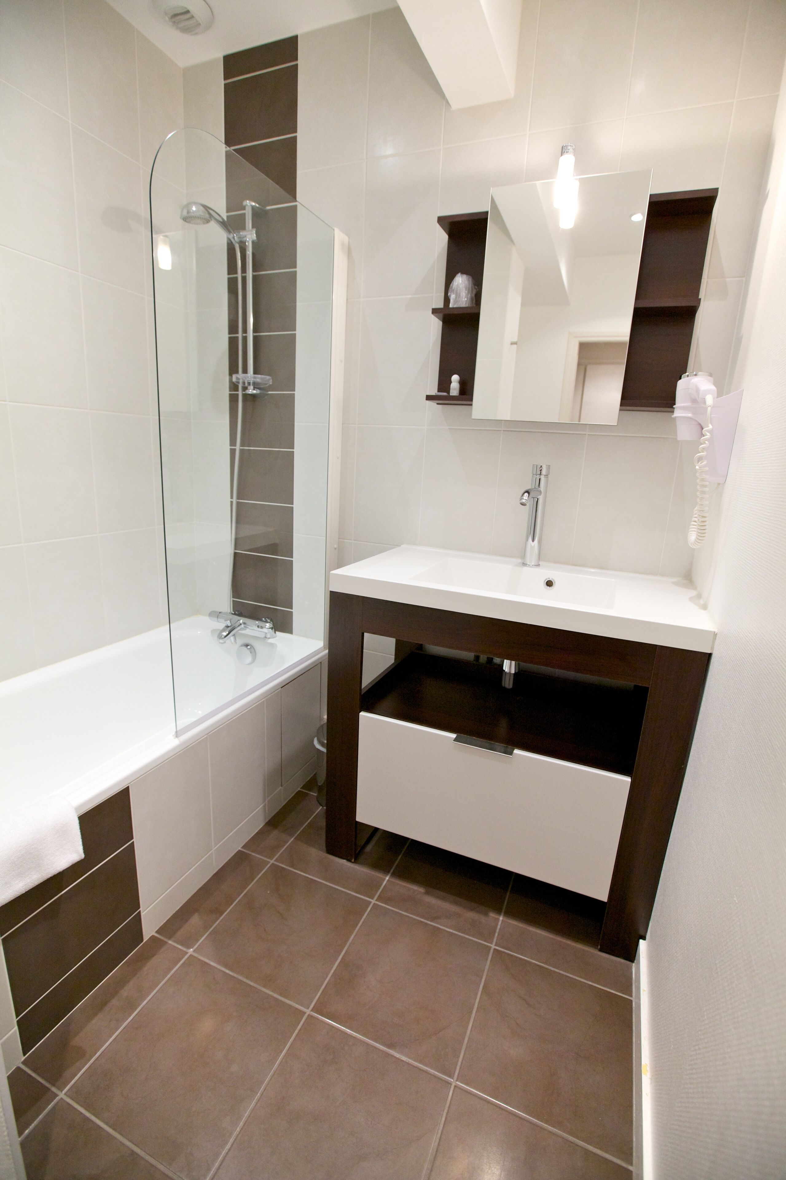 shower, rainfall showerhead, free toiletries, hair dryer