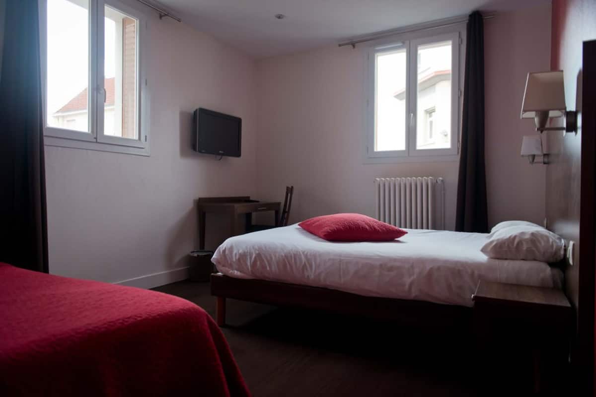 Triple Room, Private Bathroom | Hypo-allergenic bedding, individually decorated, individually furnished