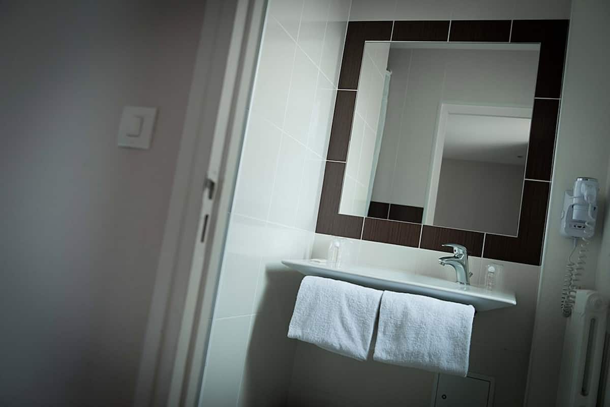 Shower, rainfall showerhead, free toiletries, hair dryer