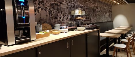 Frukostbuffé varje dag (EUR 11 per person)