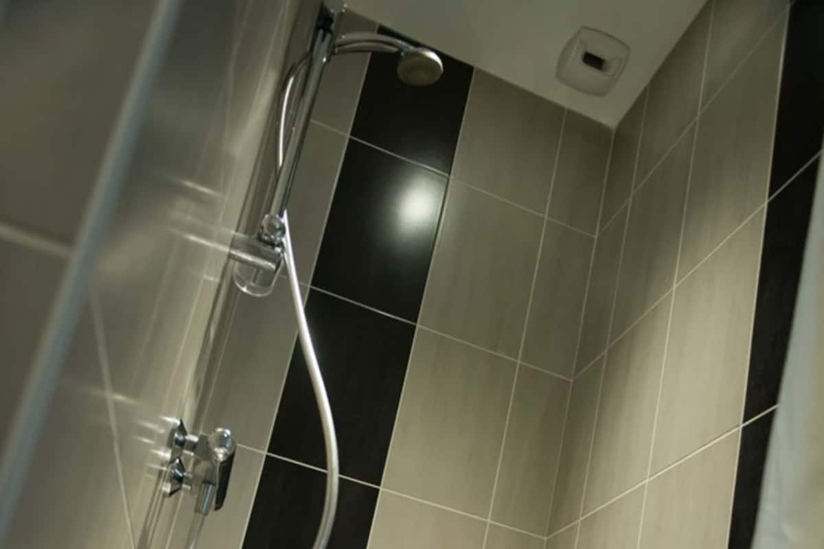 Shower, rainfall showerhead, free toiletries, hair dryer