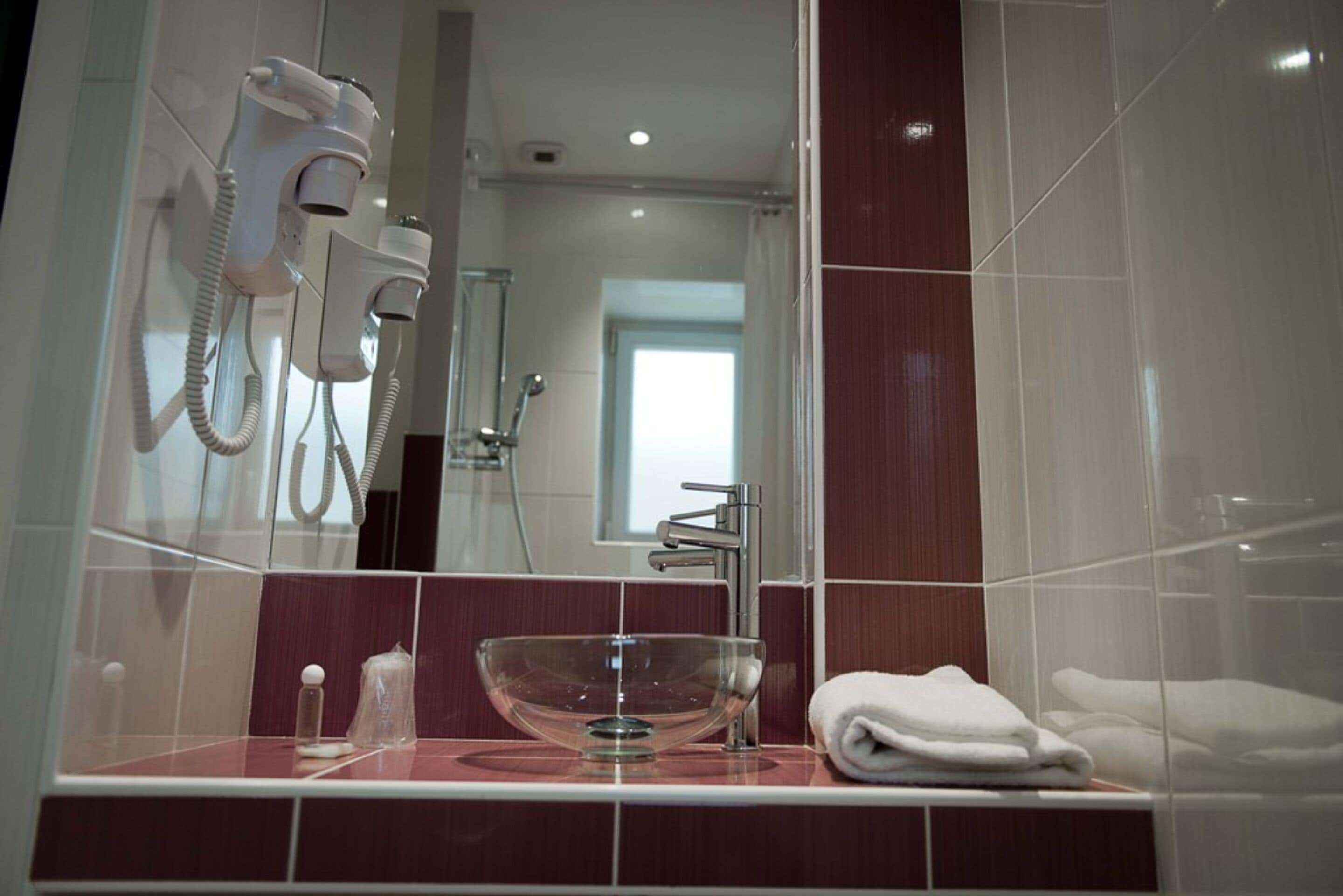 shower, rainfall showerhead, free toiletries, hair dryer