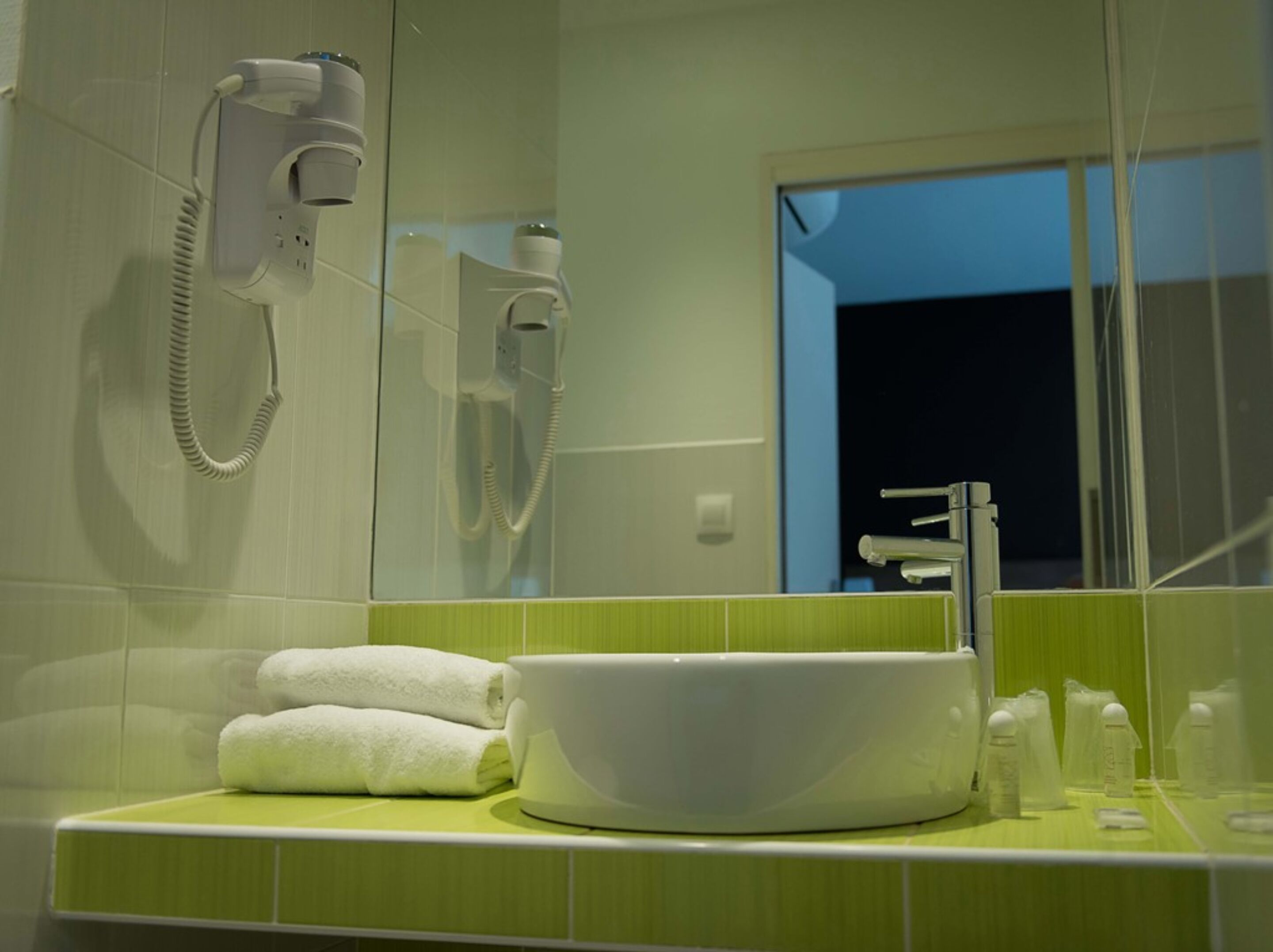 comfort double room | bathroom | shower, rainfall showerhead, free toiletries, hair dryer