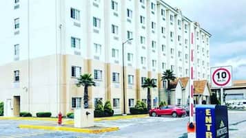 Vista frontal de la propiedad