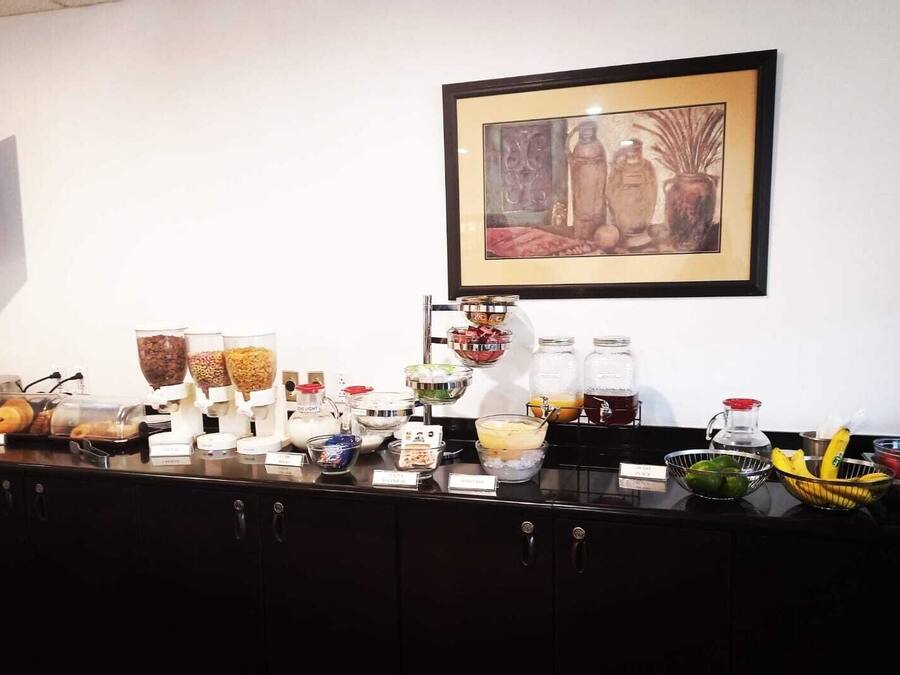 Un bufé de desayuno con diversos alimentos y bebidas.