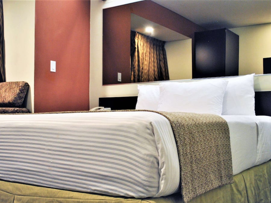 Rom, røyk | Safe på rommet, skrivebord, lydisolert og strykejern/-brett