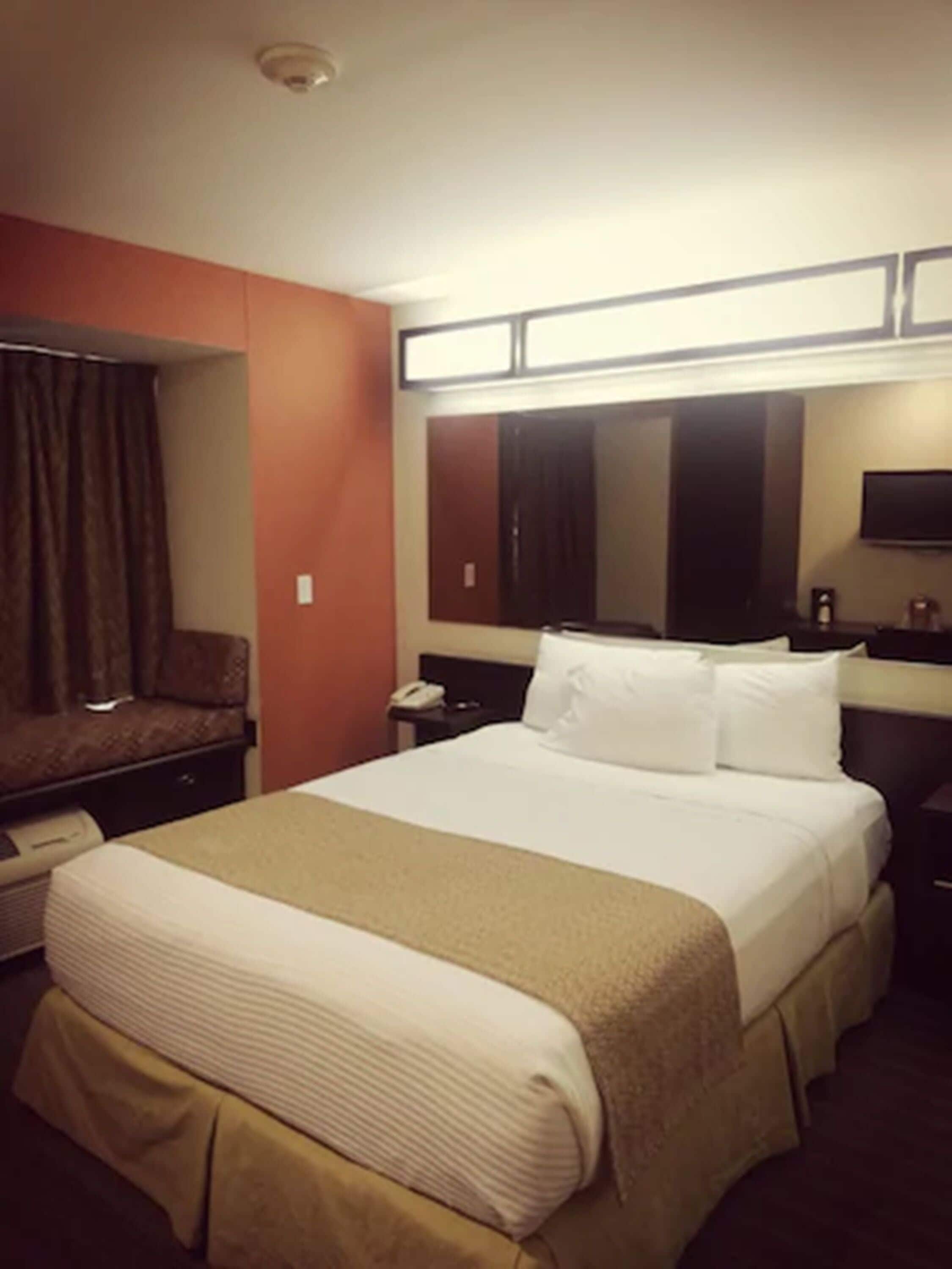 standard room, 1 queen bed | in-room safe, desk, soundproofing, iron/ironing board