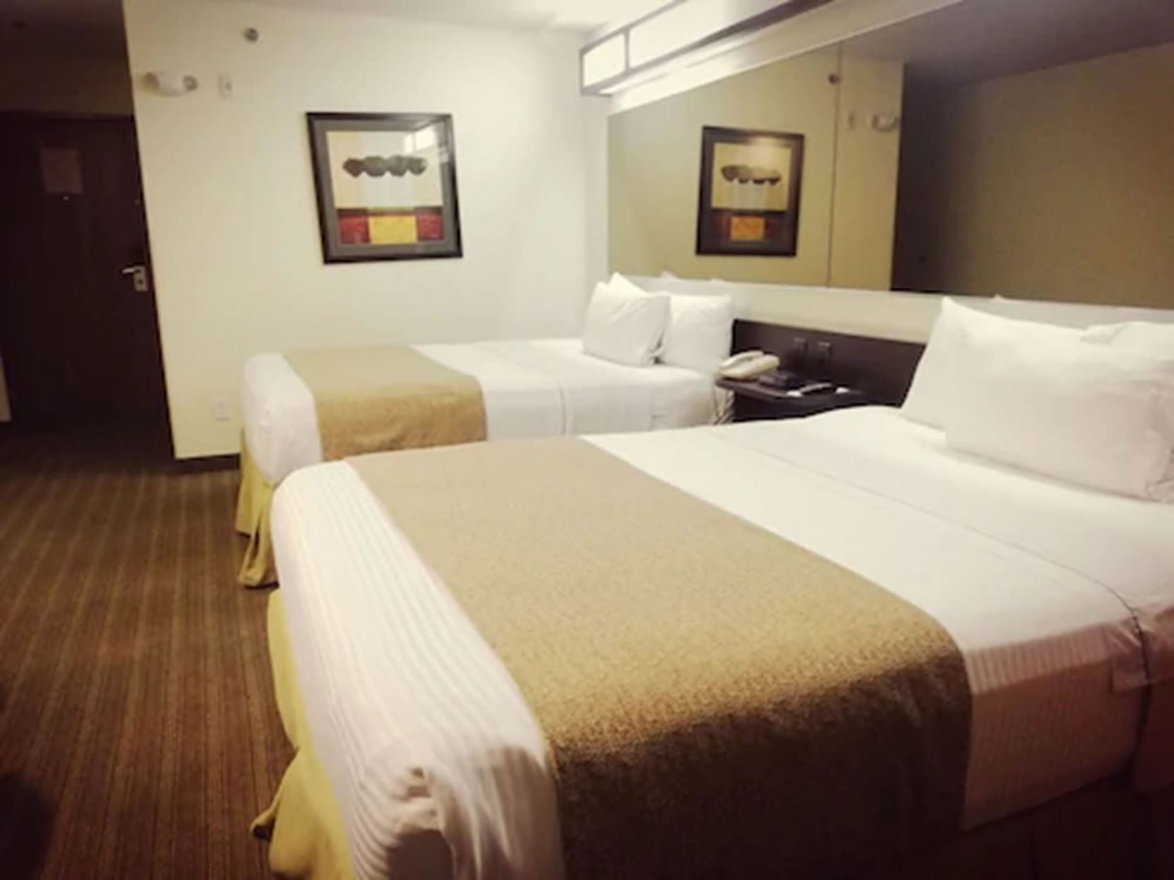 セーフティボックス (室内)、デスク、防音設備、アイロン / アイロン台