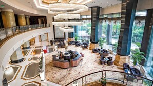 A spacious lobby with a high ceiling, large chandeliers, and a central seating area with sofas and tables. - Holiday Inn Changzhou Wujin by IHG (Changzhou)