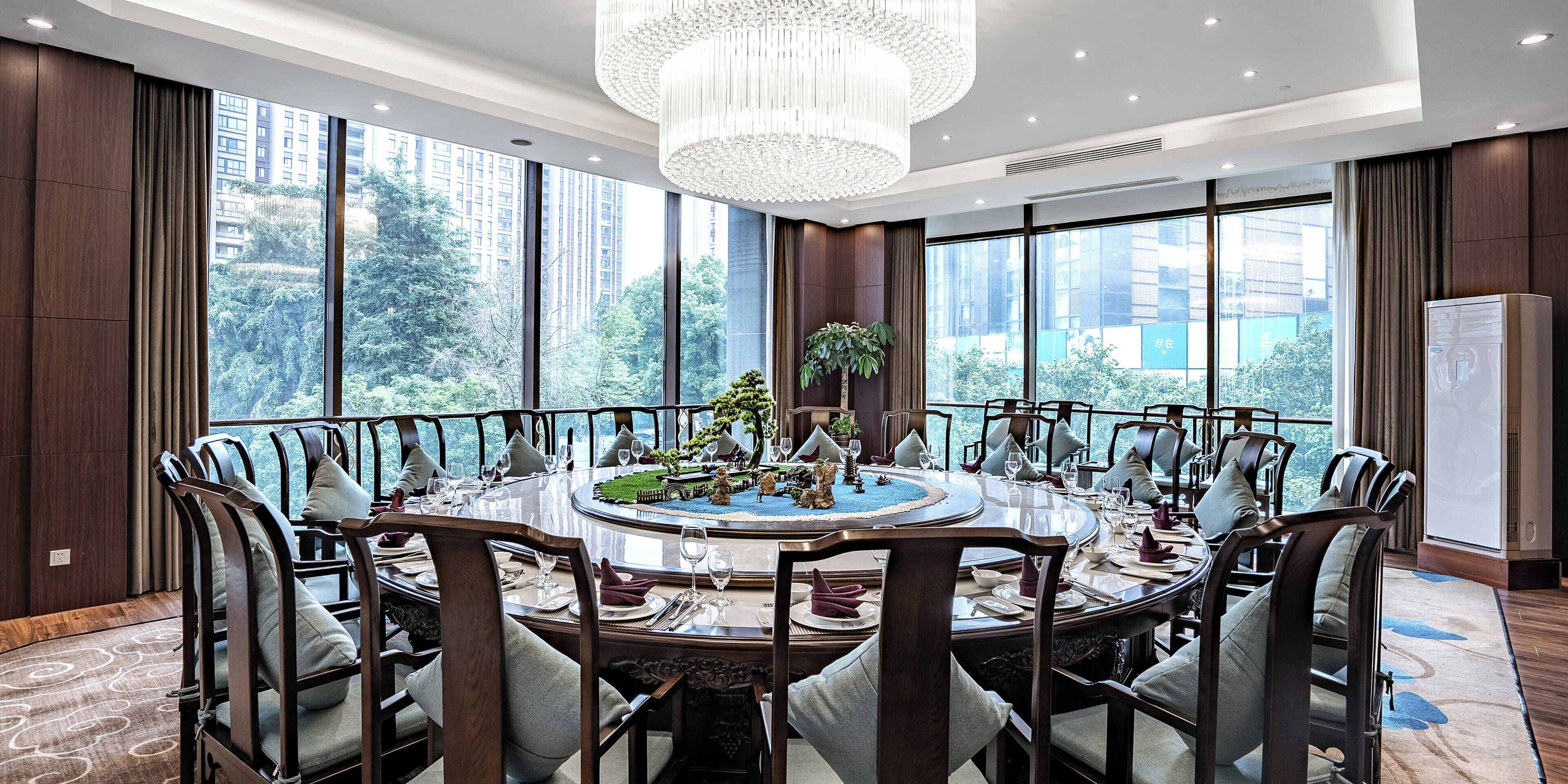 2 restaurants, breakfast, lunch, dinner served; chinese cuisine