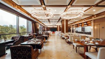 2 restaurants; breakfast, lunch and dinner served