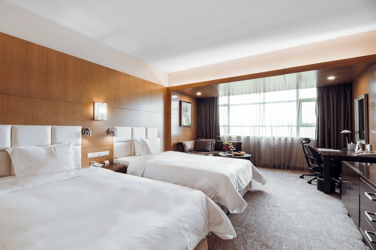 Standard Room, 2 Twin Beds, Club Lounge Access | Minibar, in-room safe, soundproofing, iron/ironing board