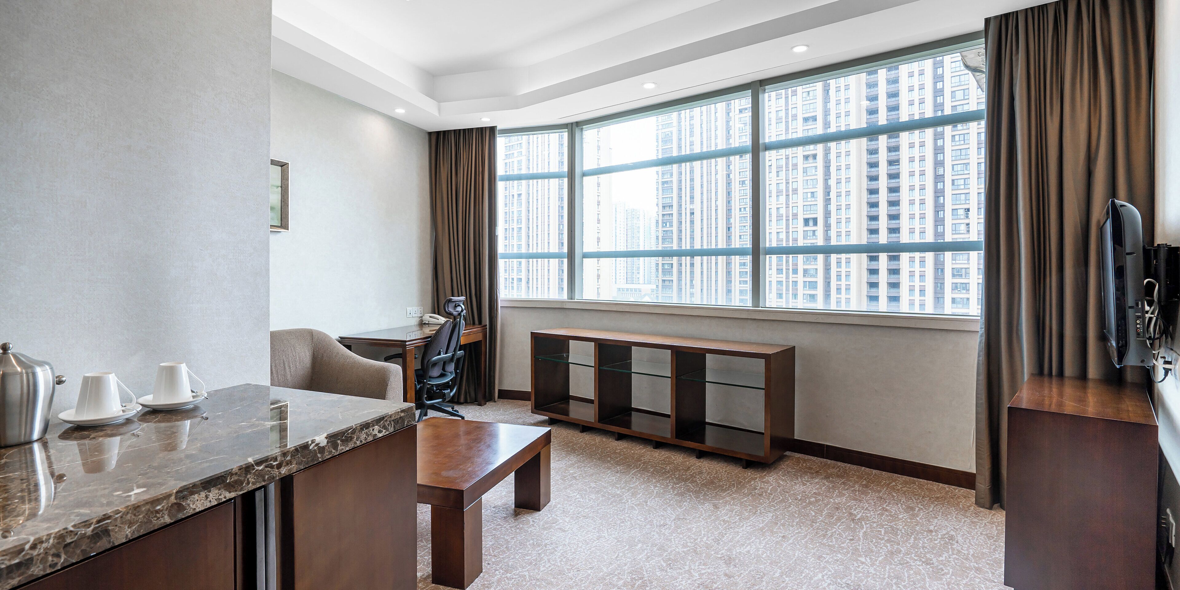 suite, 1 king bed | minibar, in-room safe, soundproofing, iron/ironing board