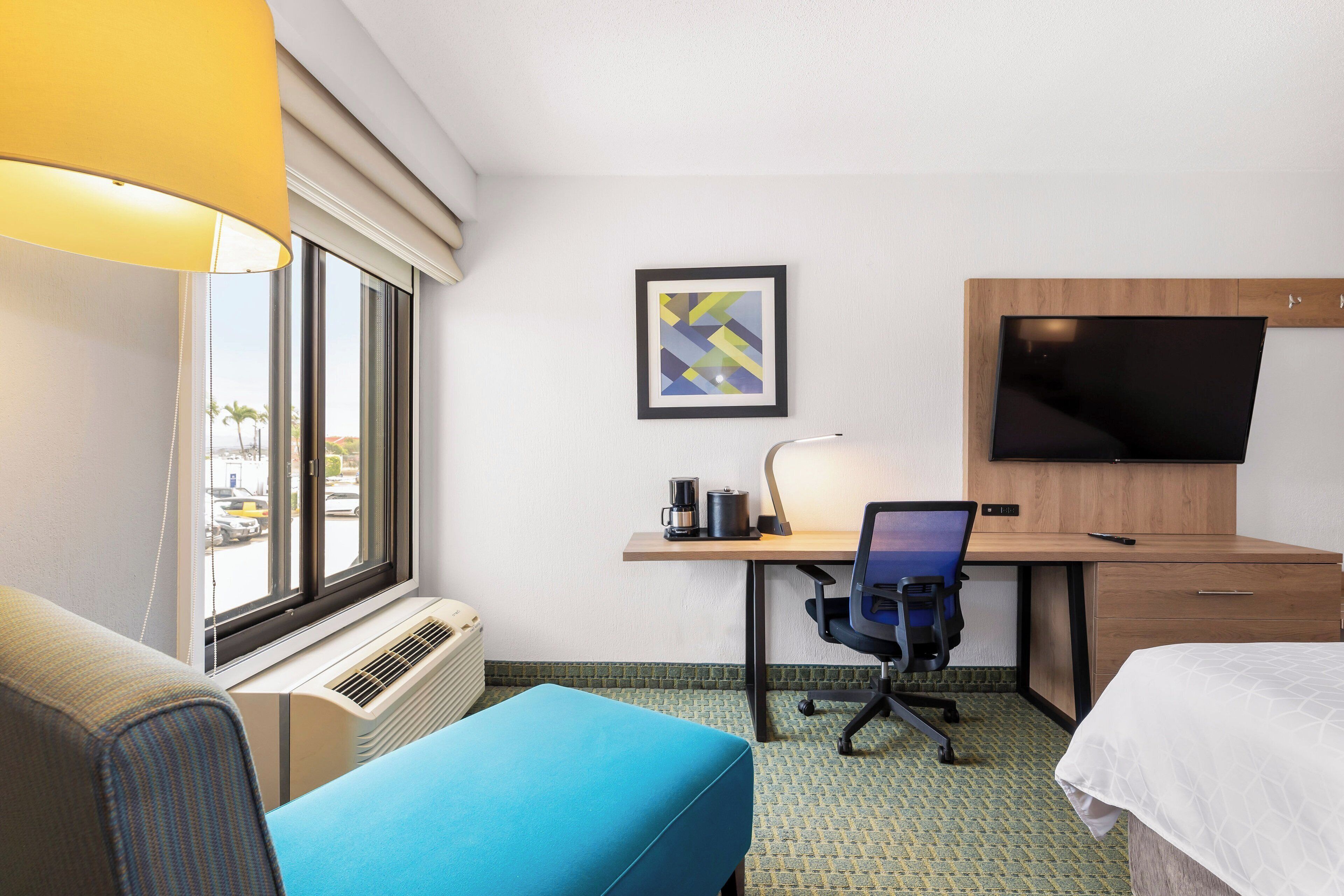 Standardzimmer, 1 King-Bett, Poolblick | Hochwertige Bettwaren, Zimmersafe, Schreibtisch, schallisolierte Zimmer