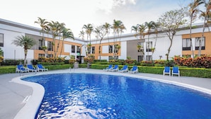 Outdoor pool, sun loungers - Holiday Inn Express San Jose Costa Rica Airport by IHG (Rio Segundo)