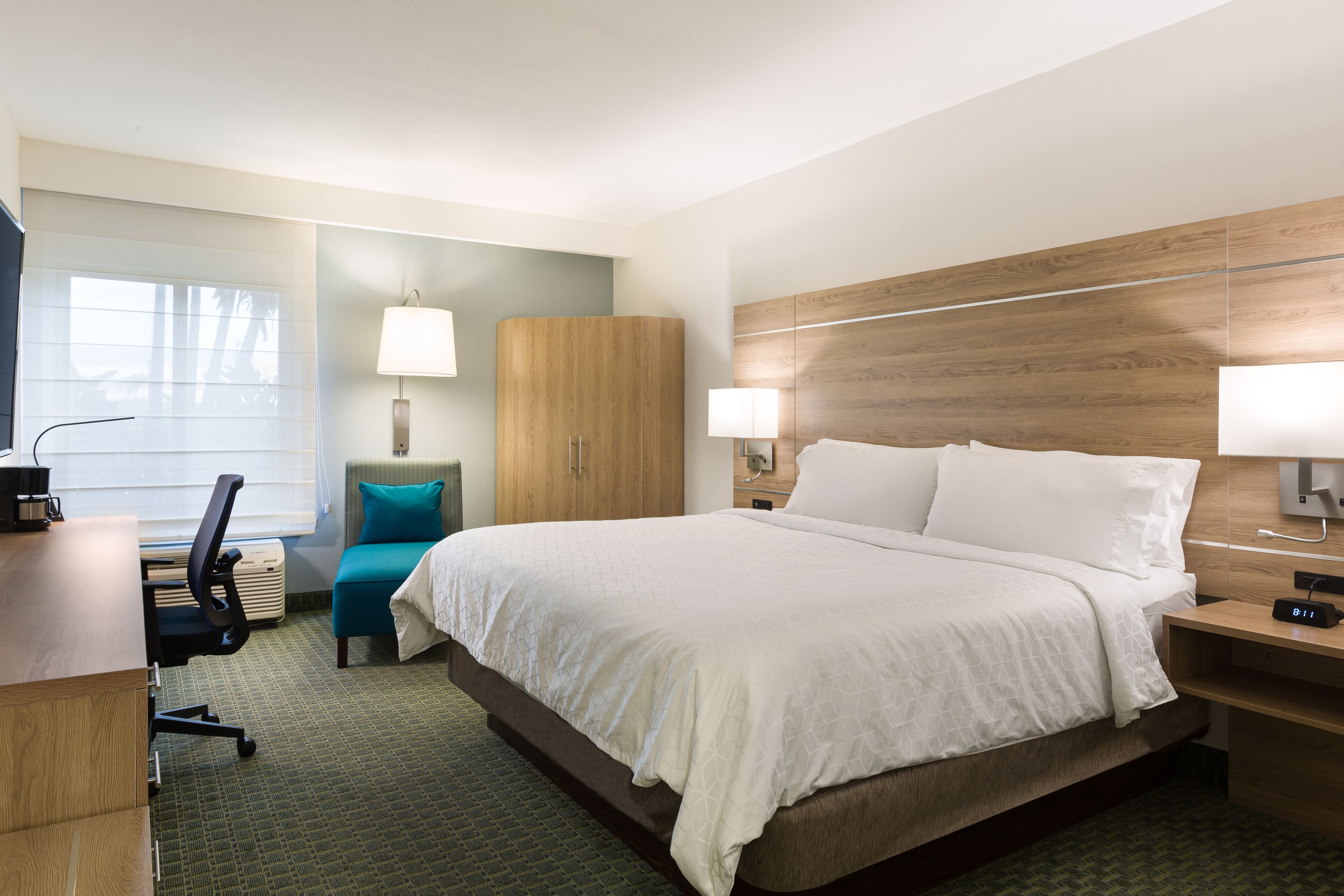Standard Room, 1 King Bed, Accessible, Non Smoking (Communications) | Premium bedding, in-room safe, desk, soundproofing