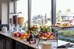 A breakfast buffet with various fruits and cereals. - Holiday Inn Express San Jose Costa Rica Airport by IHG (Rio Segundo)