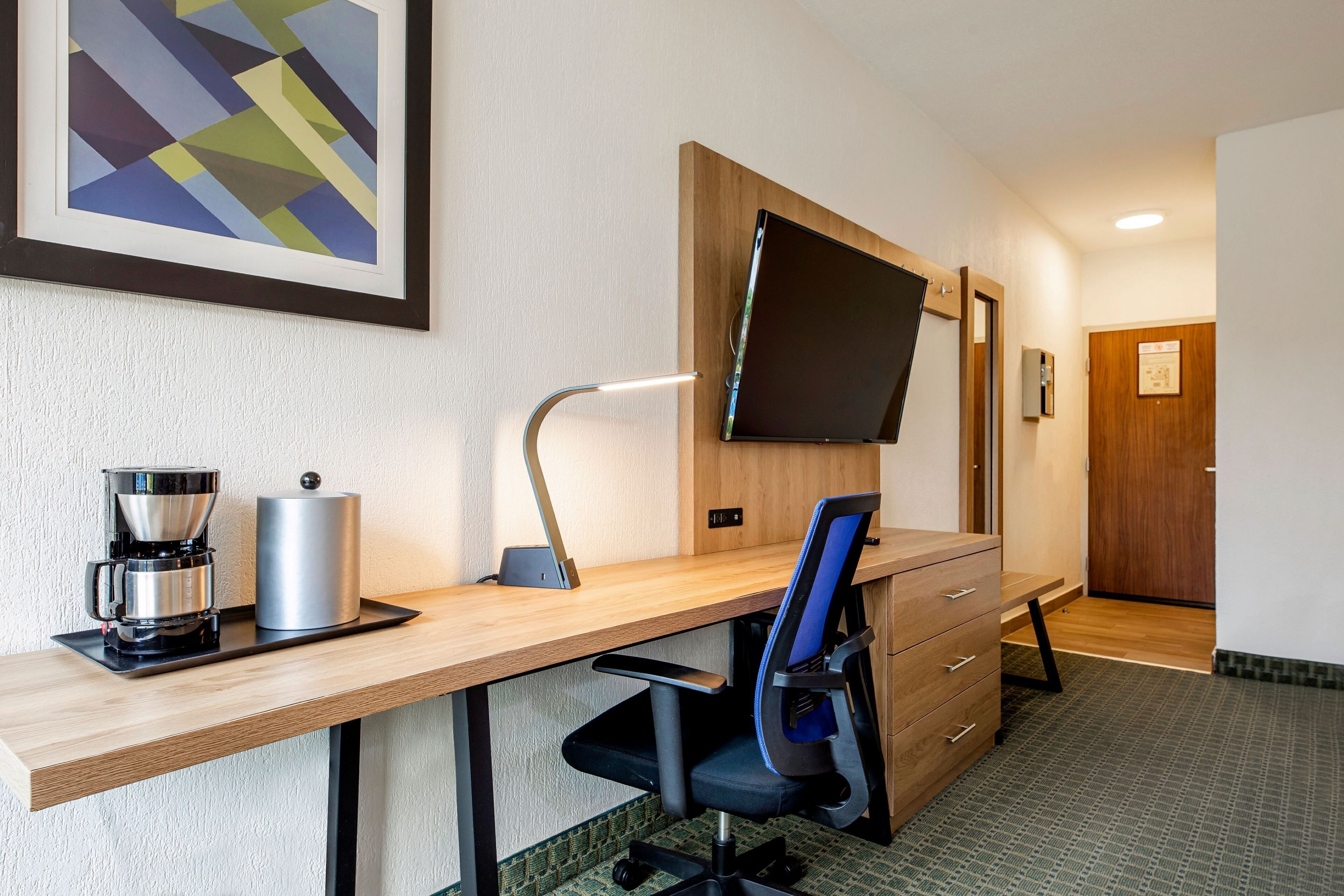 standard room, 1 king bed | 1 bedroom, premium bedding, in-room safe, desk