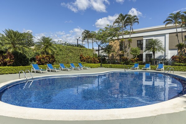 Piscine extérieure, chaises longues