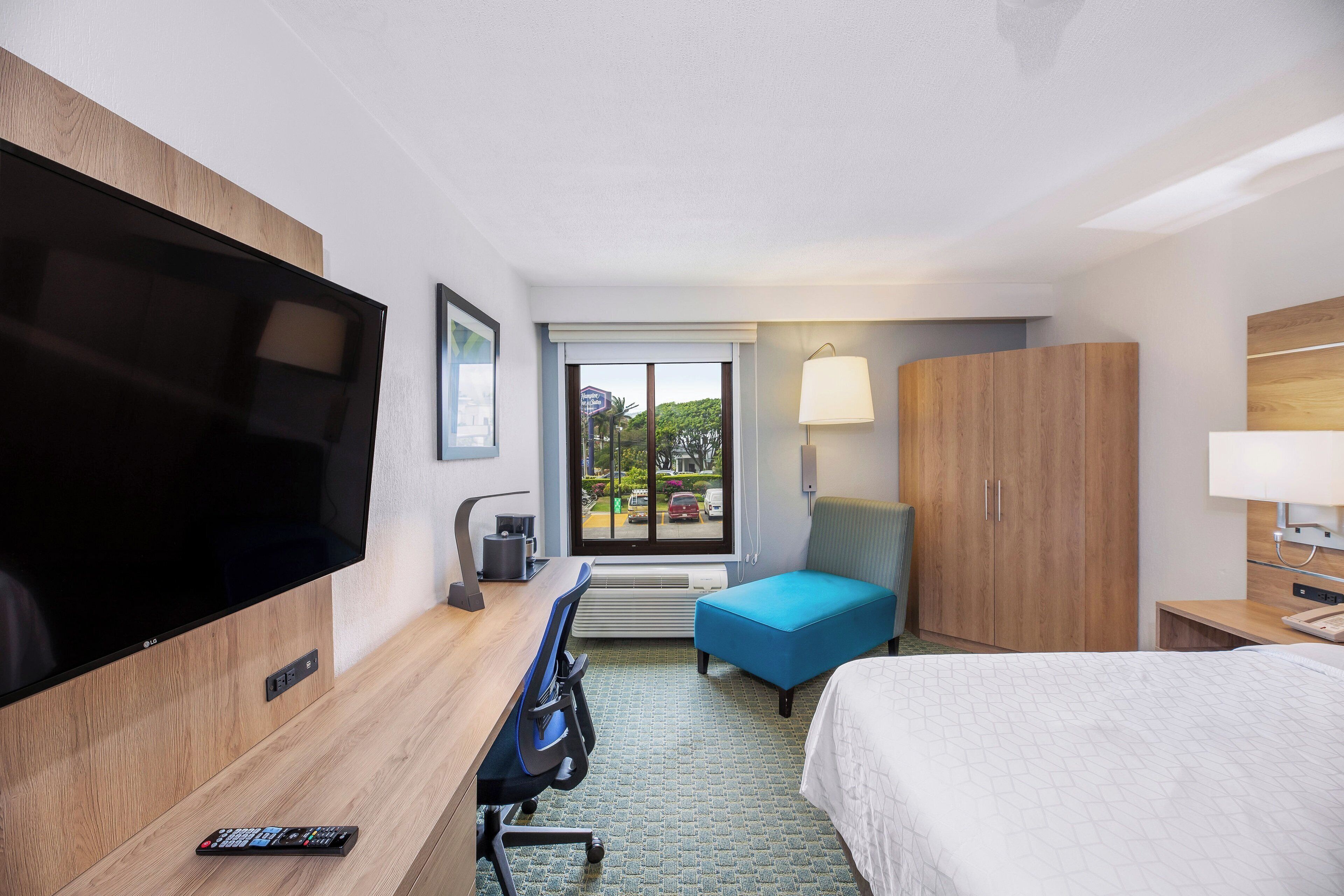 Standard Room, 1 King Bed, Accessible, Non Smoking (Communications) | Premium bedding, in-room safe, desk, soundproofing