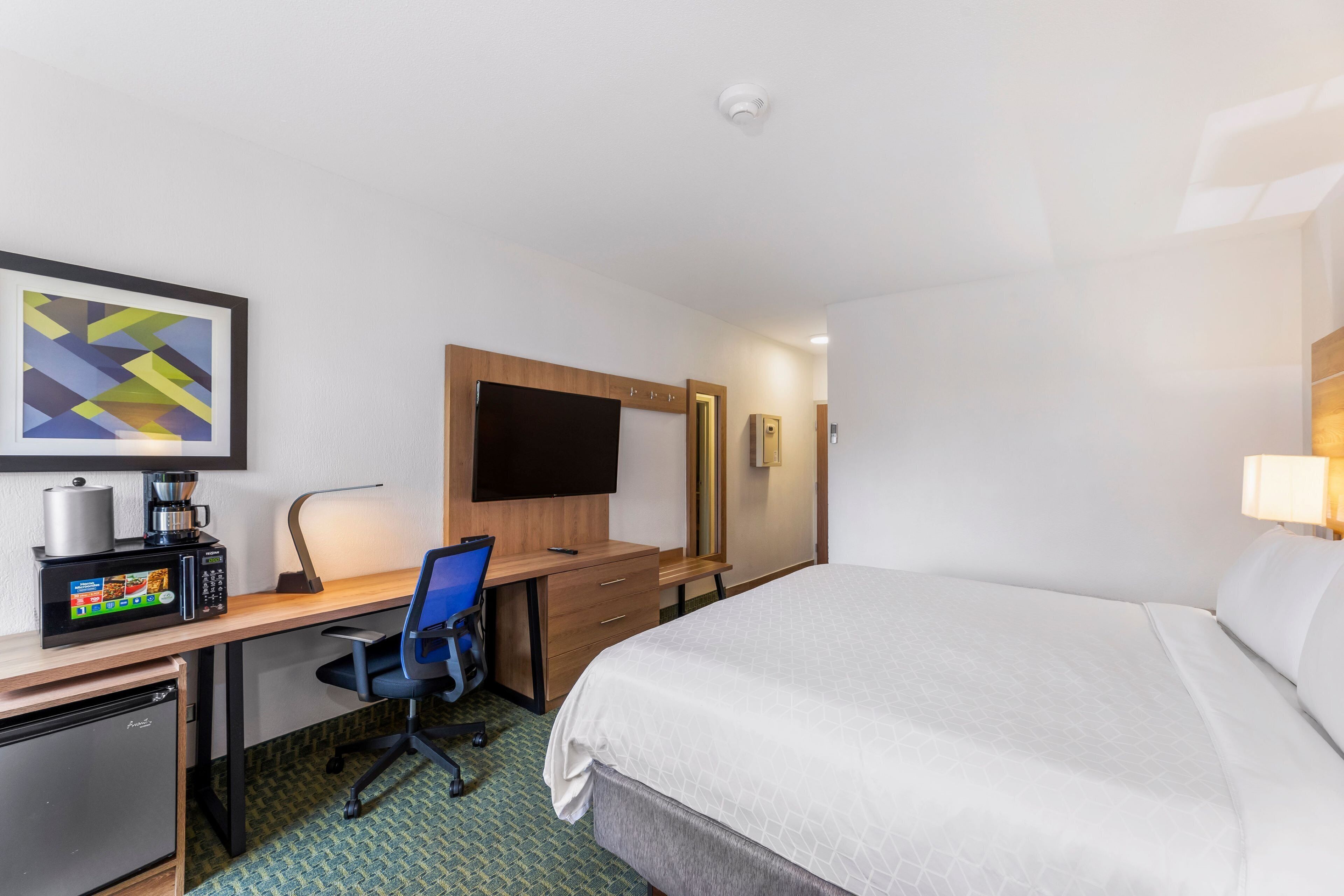Standard Room, 1 King Bed, Microwave (Minifridge) | Premium bedding, in-room safe, desk, soundproofing