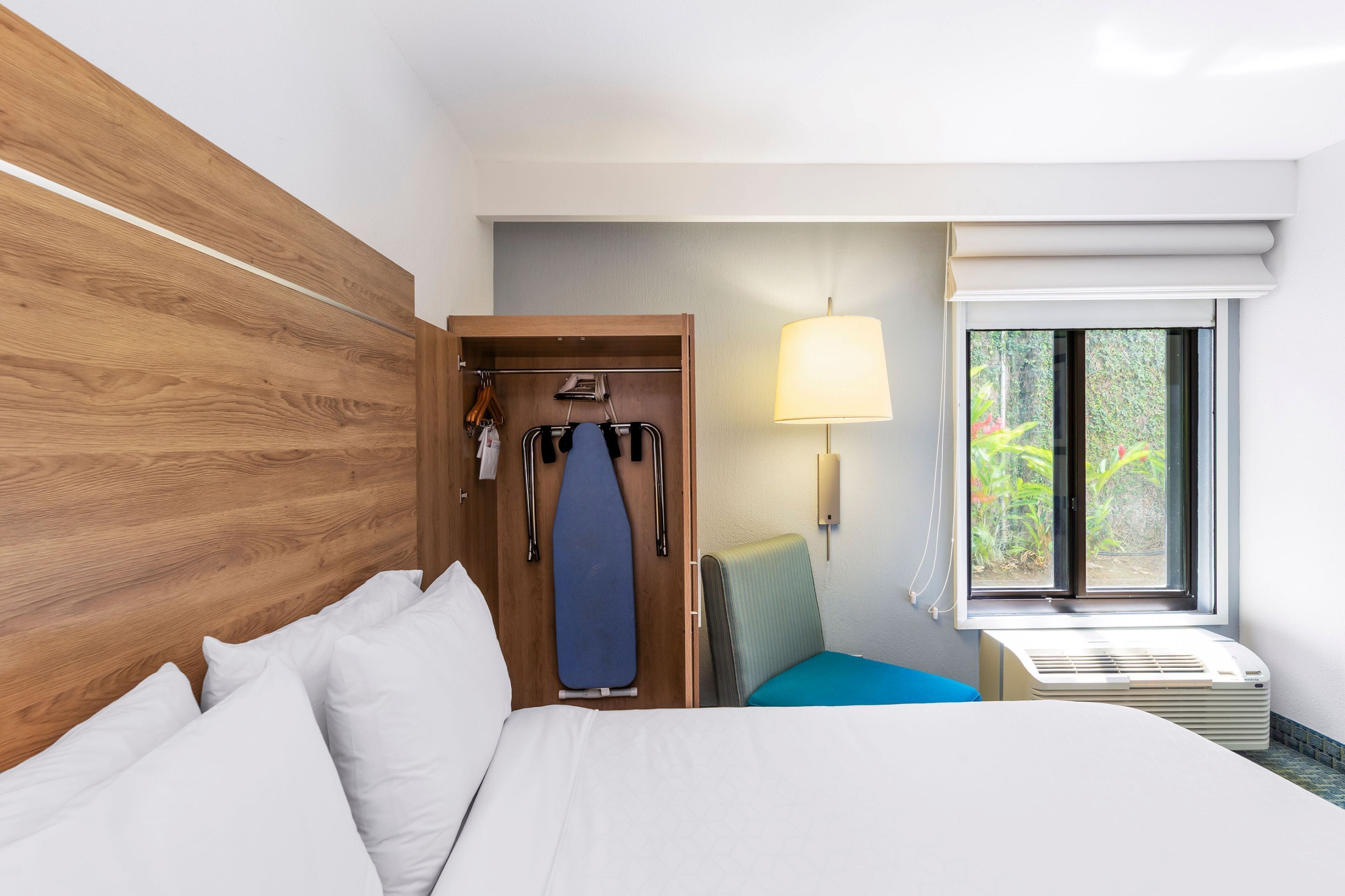 Standard Room, 1 King Bed | Premium bedding, in-room safe, desk, soundproofing