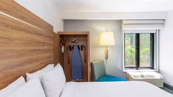 Standard Room, 1 King Bed | Premium bedding, in-room safe, desk, soundproofing