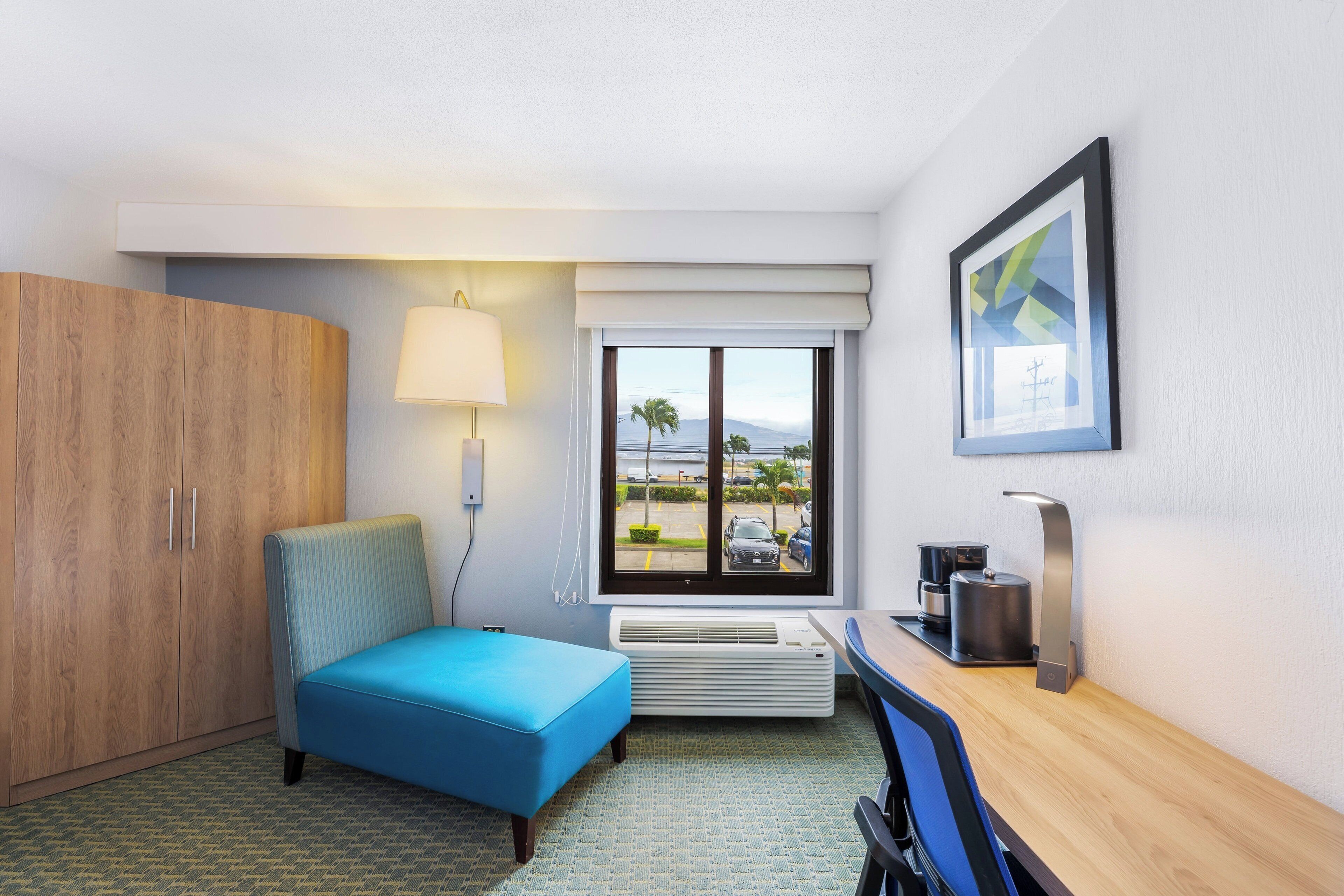 Habitación estándar, 1 cama King size, vista a la alberca | Ropa de cama de alta calidad y caja de seguridad en la habitación 