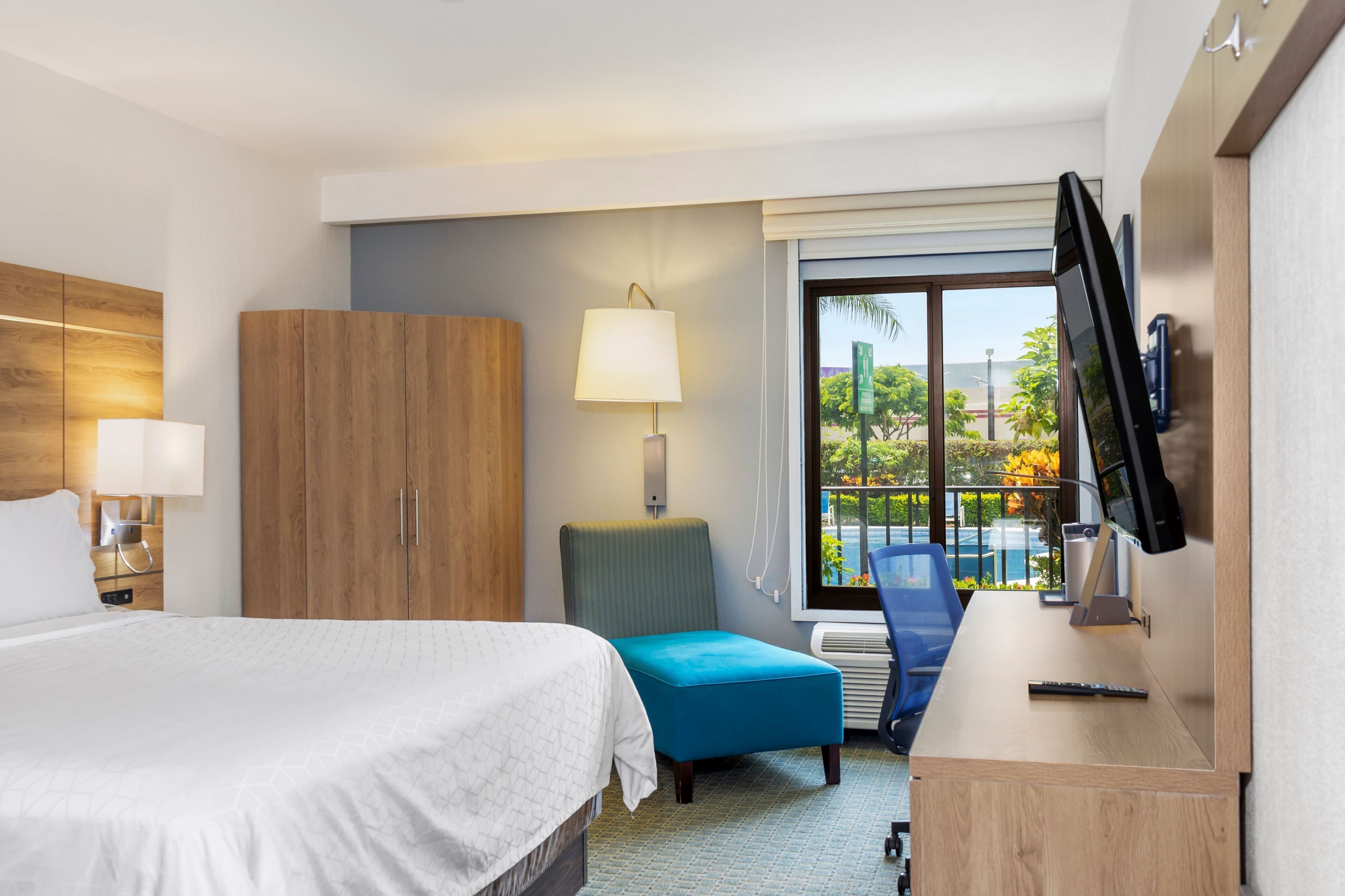 Standard Room, 1 King Bed, Pool View | Premium bedding, in-room safe, desk, soundproofing