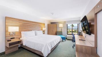 Standard Room, 1 King Bed, Pool View | Premium bedding, in-room safe, desk, soundproofing