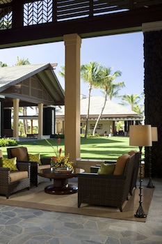 Hotel entrance and lobby at Hilton Grand Vacations Club Kings