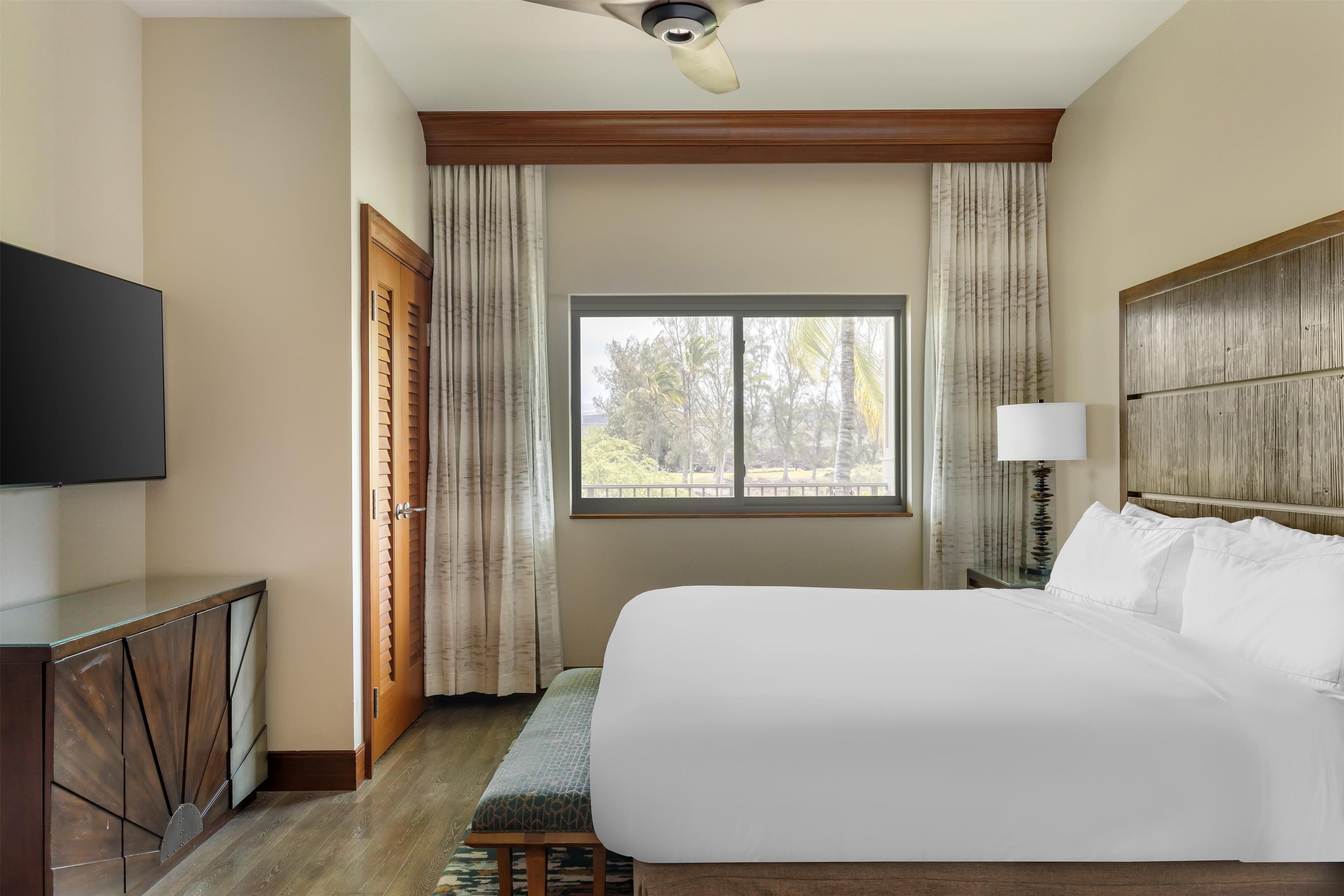 3 BDRM 2 KINGS 2DBL GOLF VW STE W/ SFABD | Premium bedding, down comforters, pillowtop beds, in-room safe