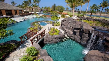 2 Außenpools, Sonnenschirme, Liegestühle