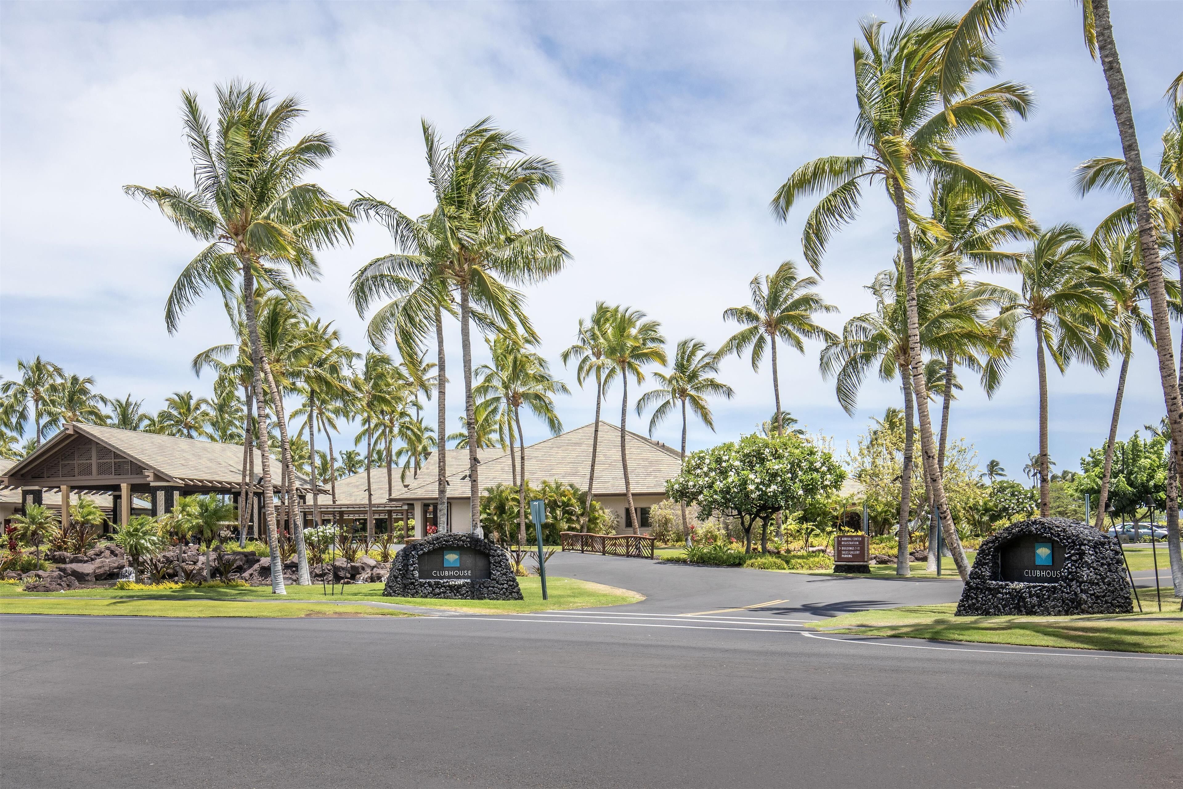 Un resort con palmeras, un paseo techado y un letrero de Club House.