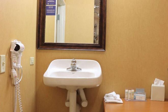 Bathroom | Combined shower/tub, free toiletries, hair dryer, towels