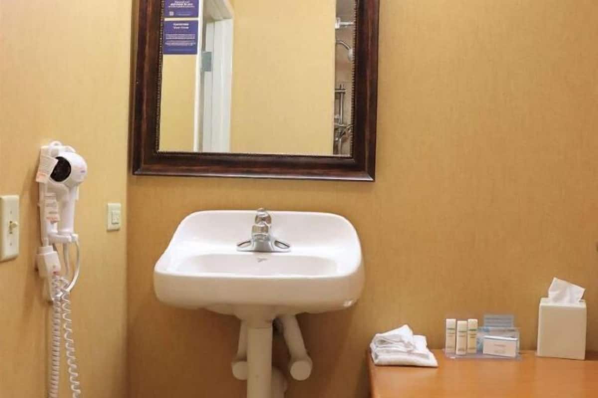 Baño | Tina con regadera, amenidades de baño gratuitas, secadora de cabello