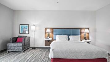 Chambre non-fumeurs, très grand lit | Coffre-fort, ameublement unique, bureau, rideaux d’obscurcissement