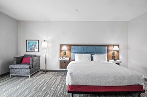 خزنة داخل الغرفة وطراز فريد لكل وحدة ومكتب وستائر تعتيم