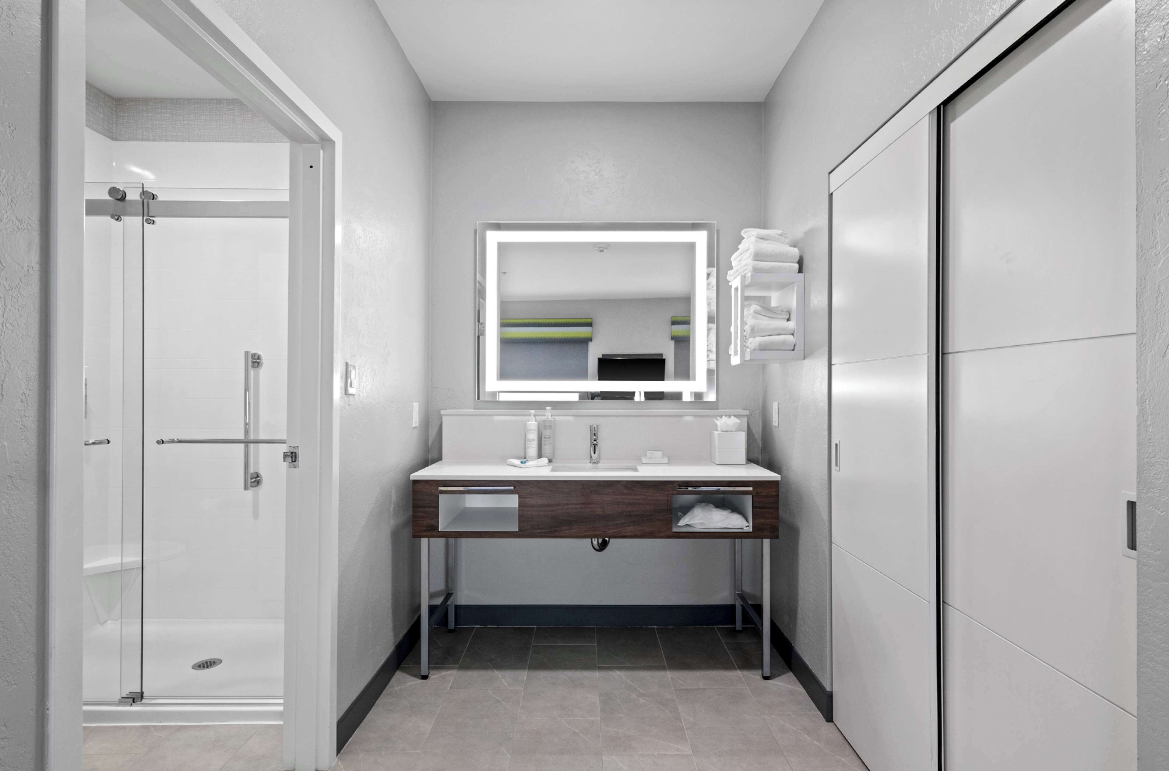 combined shower/bathtub, free toiletries, hair dryer, towels