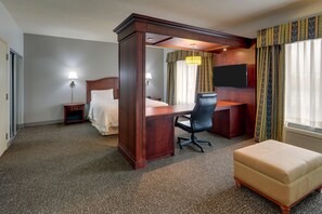 A hotel room with a bed, desk, chair, and a television. - Hampton Inn & Suites Indianapolis-Airport (Indianapolis)