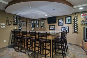 Serves lunch, dinner, and happy hour