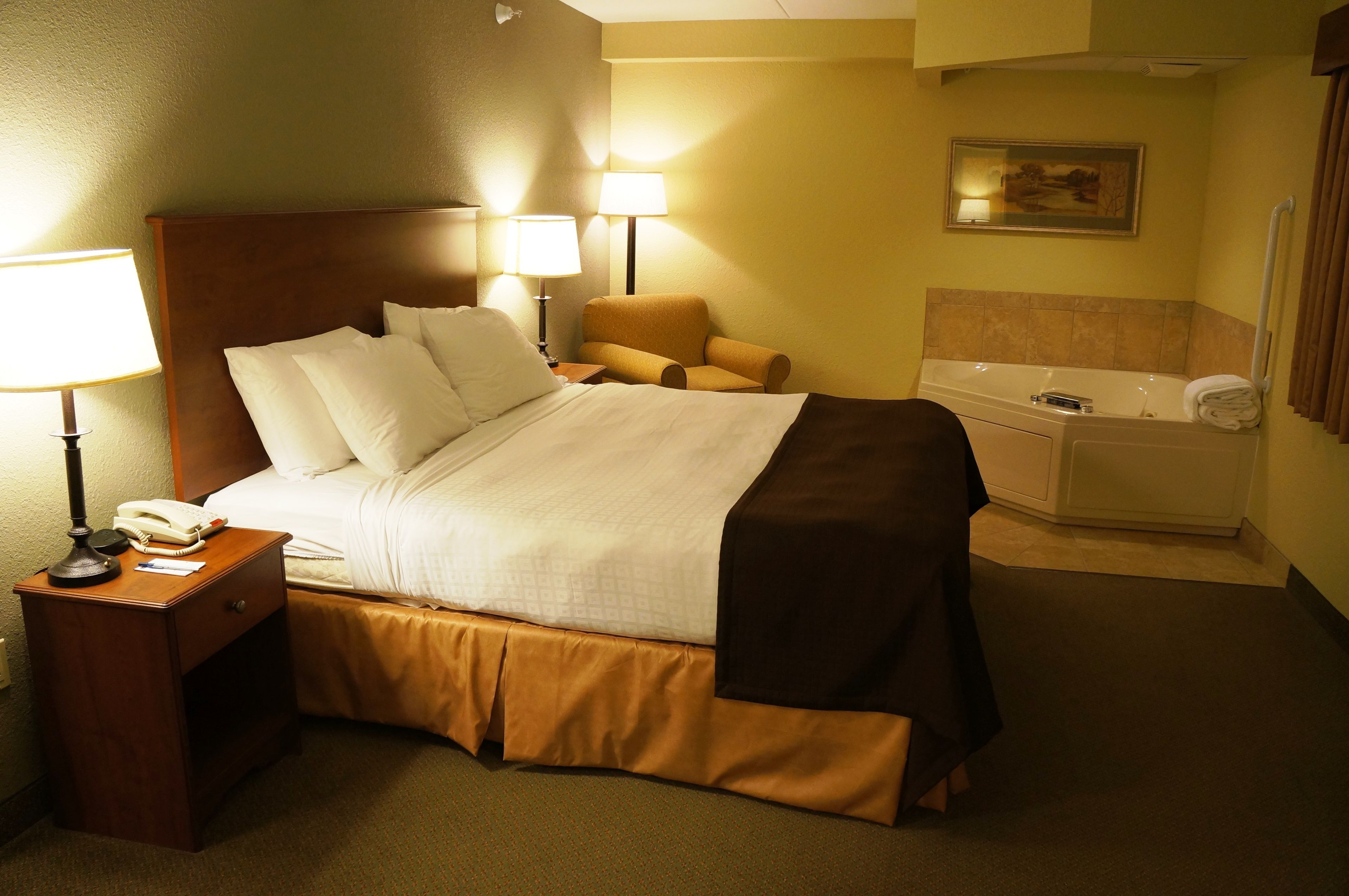 deluxe suite, 1 bedroom, non smoking (1 king bed) | individually decorated, individually furnished, desk, blackout curtains