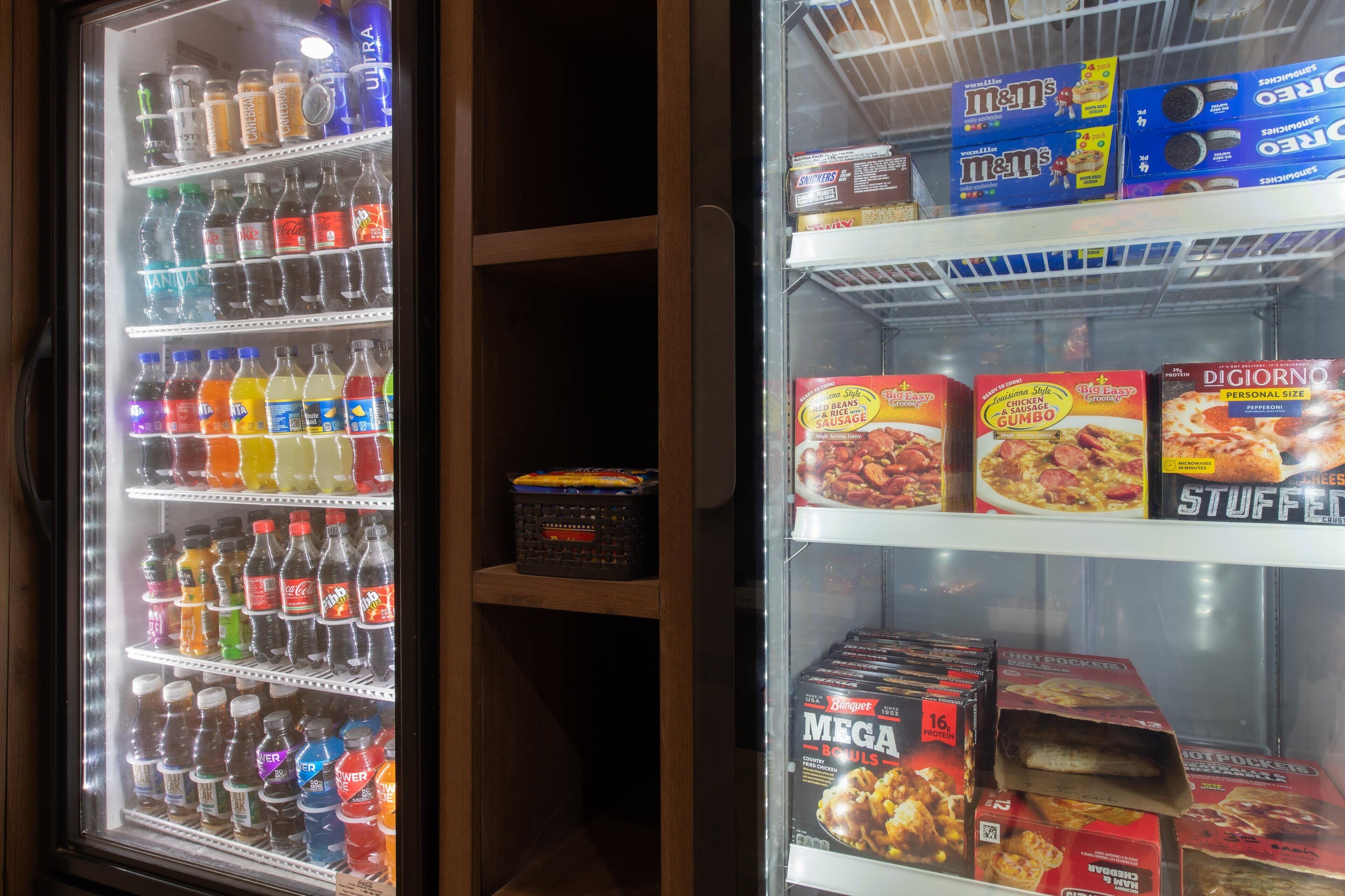 Vitrina refrigerada con diferentes bebidas y alimentos envasados.