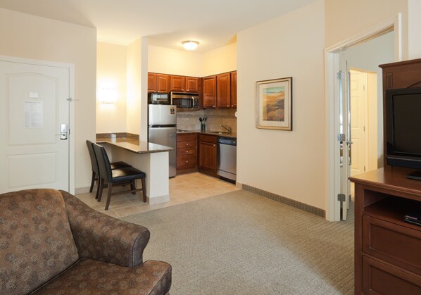 Desk, blackout curtains, iron/ironing board, free cots/infant beds - Staybridge Suites Lafayette by IHG (Lafayette)