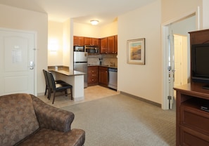 Bureau, rideaux occultants, fer et planche à repasser