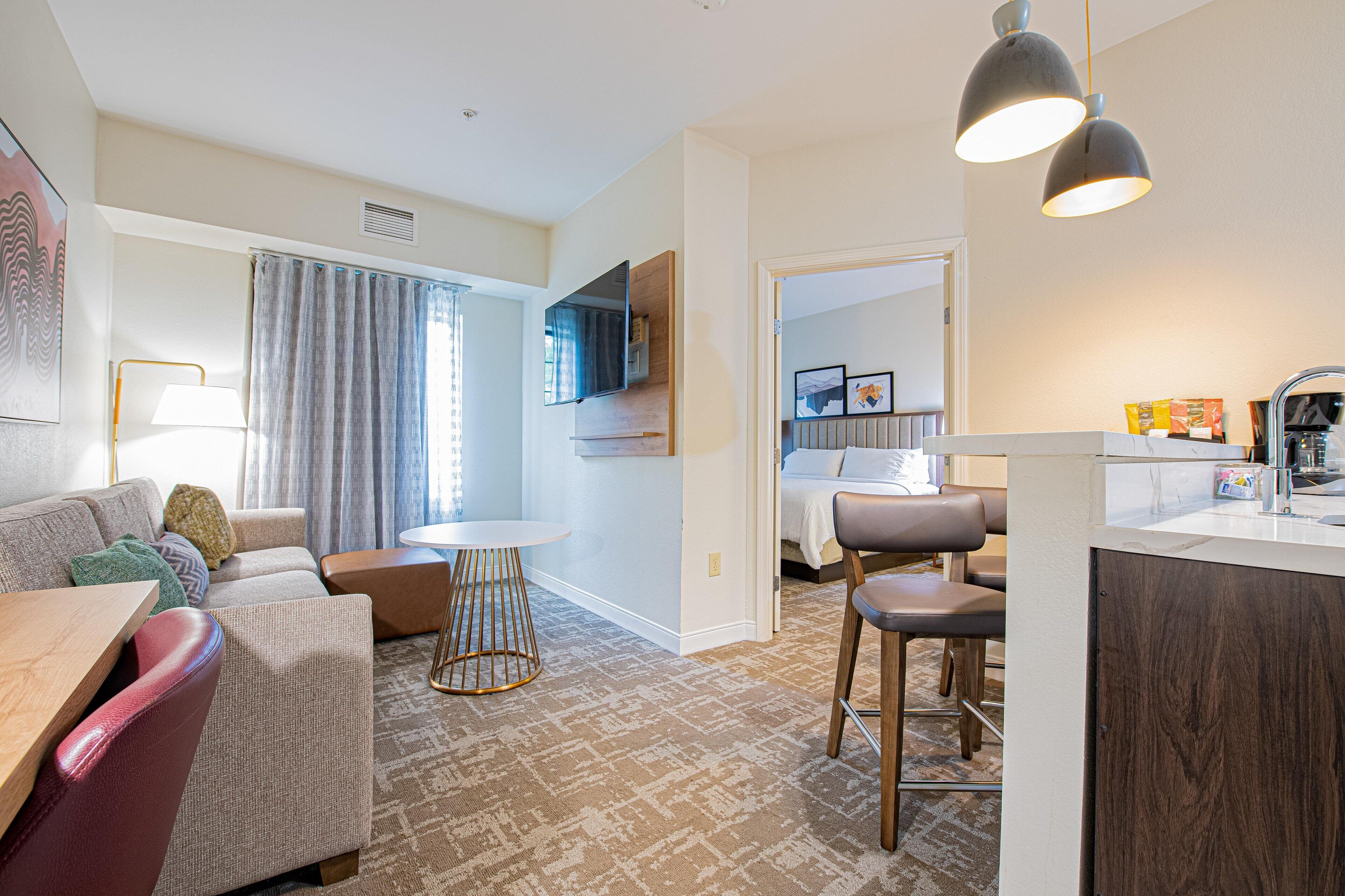 办公桌、遮光窗帘、熨斗/熨衣板、免费婴儿床