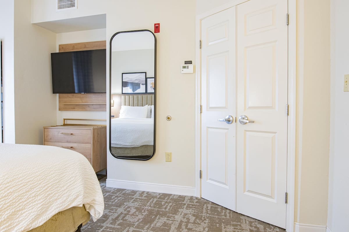 Bureau, rideaux occultants, fer et planche Ă repasser