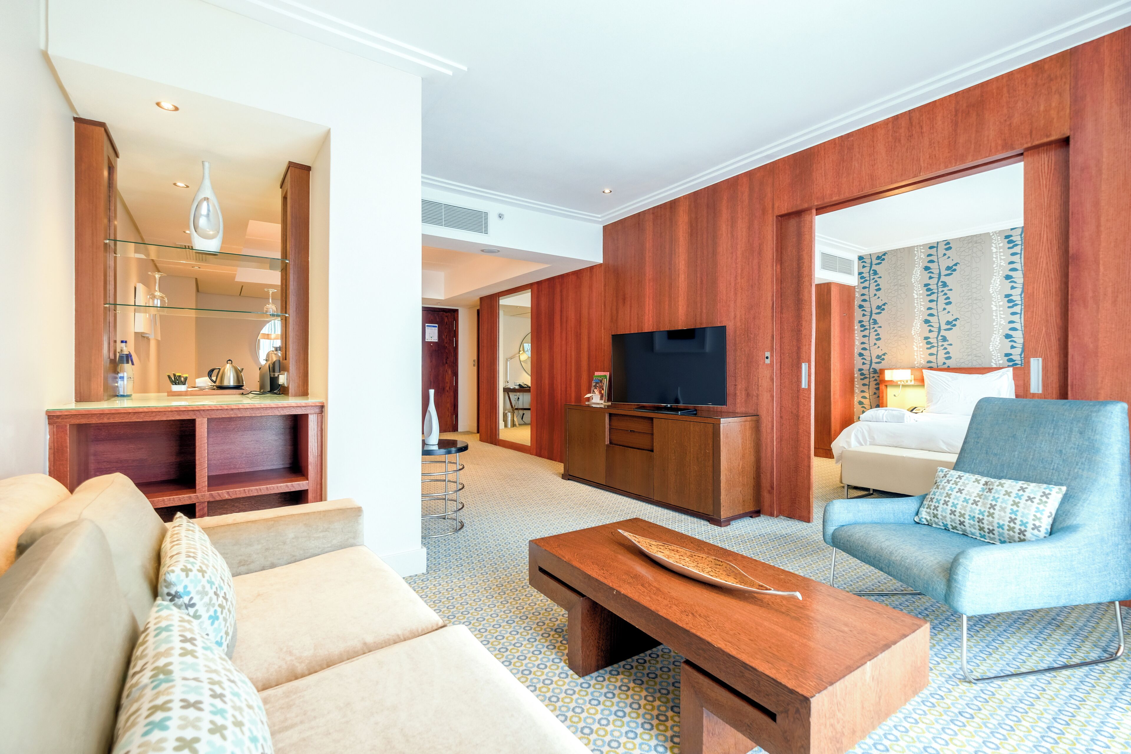 Een minibar, een kluis op de kamer, een bureau, verduisterende gordijnen