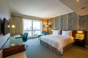 Minibar, caja fuerte, escritorio y cortinas opacas