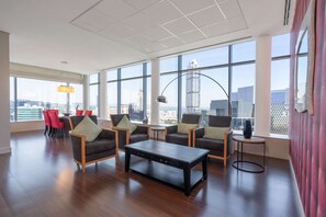 Minibar, caja fuerte, escritorio y cortinas opacas